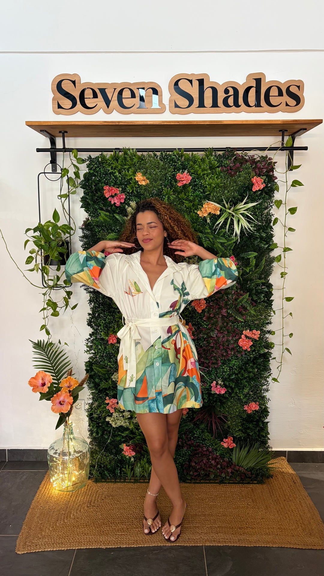 Robe chemise LIV ceinturée imprimé artistique vert – Seven Shades Réunion