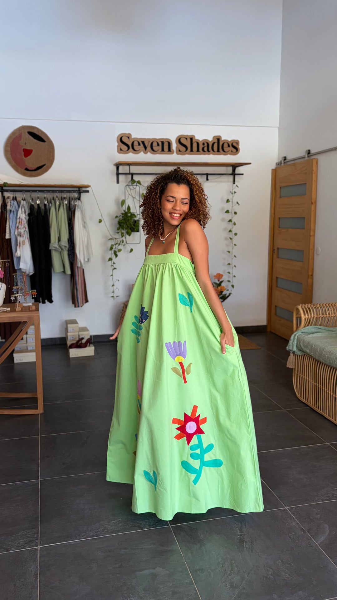 Robe LOVÉA coton brodé fleurs – Seven Shades Réunion