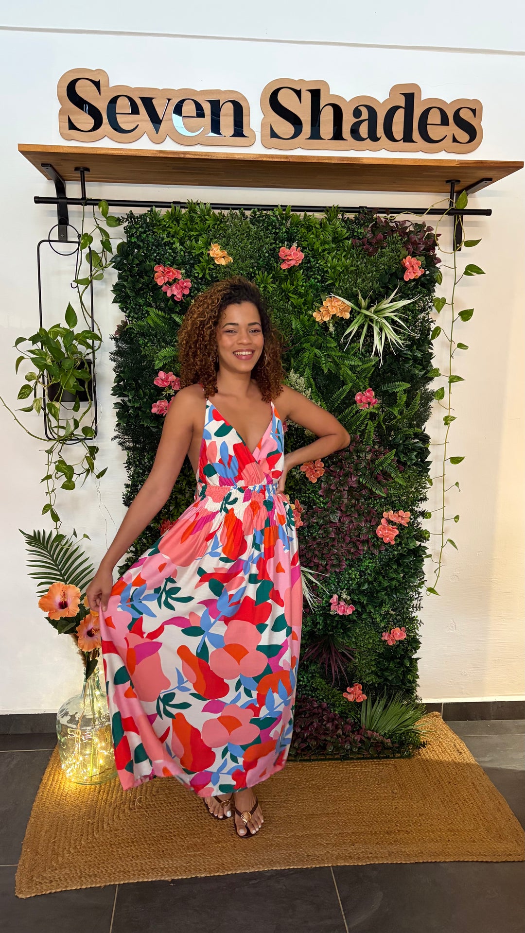 Robe midi INDRANIE smockée à pompons fleurs fuchsia – Seven Shades Réunion