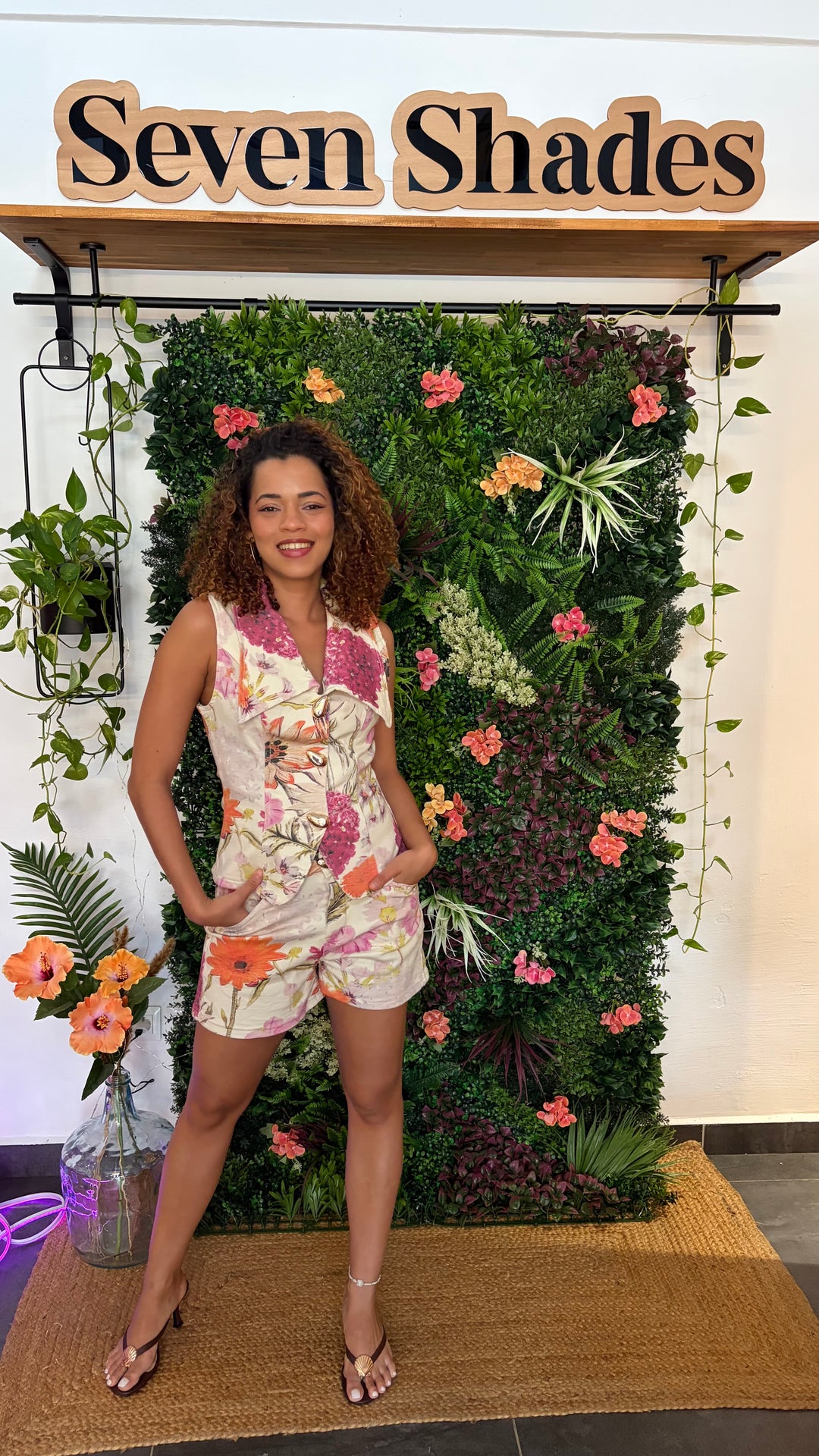 Ensemble GENNA gilet & short grosses fleurs – Seven Shades Réunion