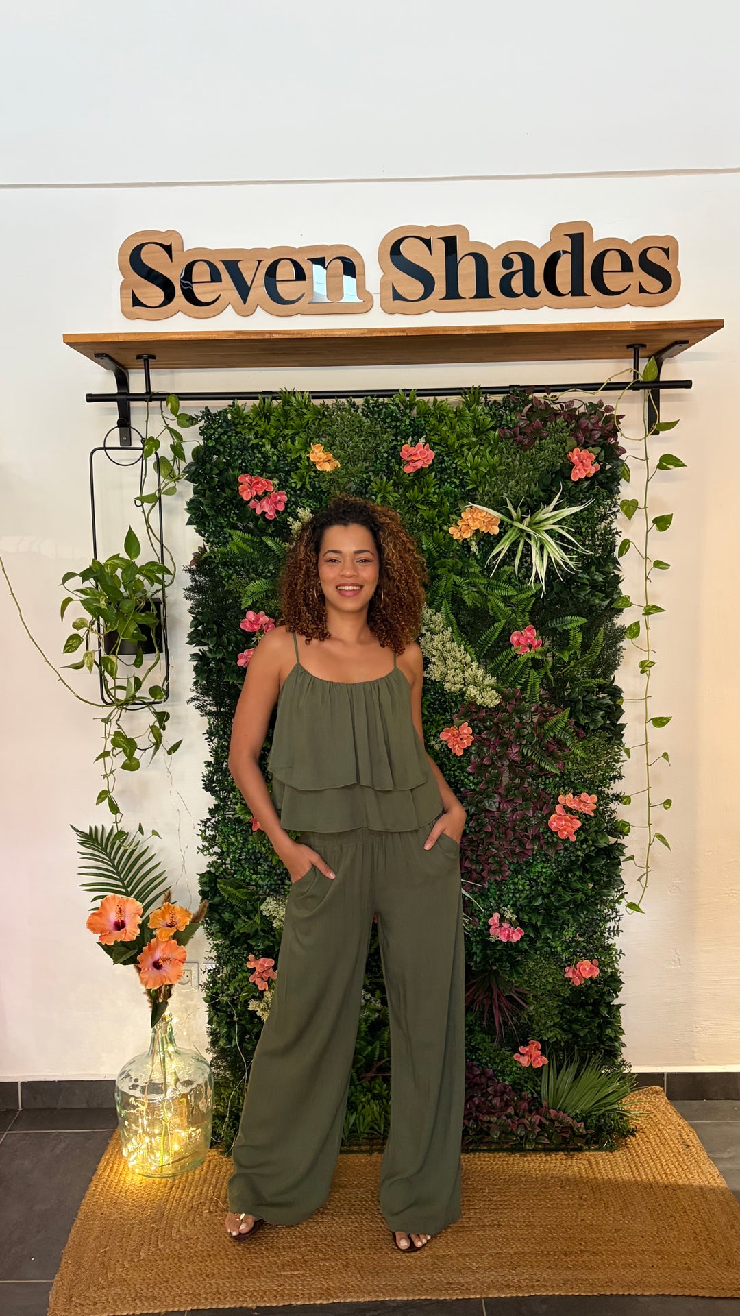 Ensemble CÉCILE top à volants & pantalon large vert sauge – Seven Shades Réunion