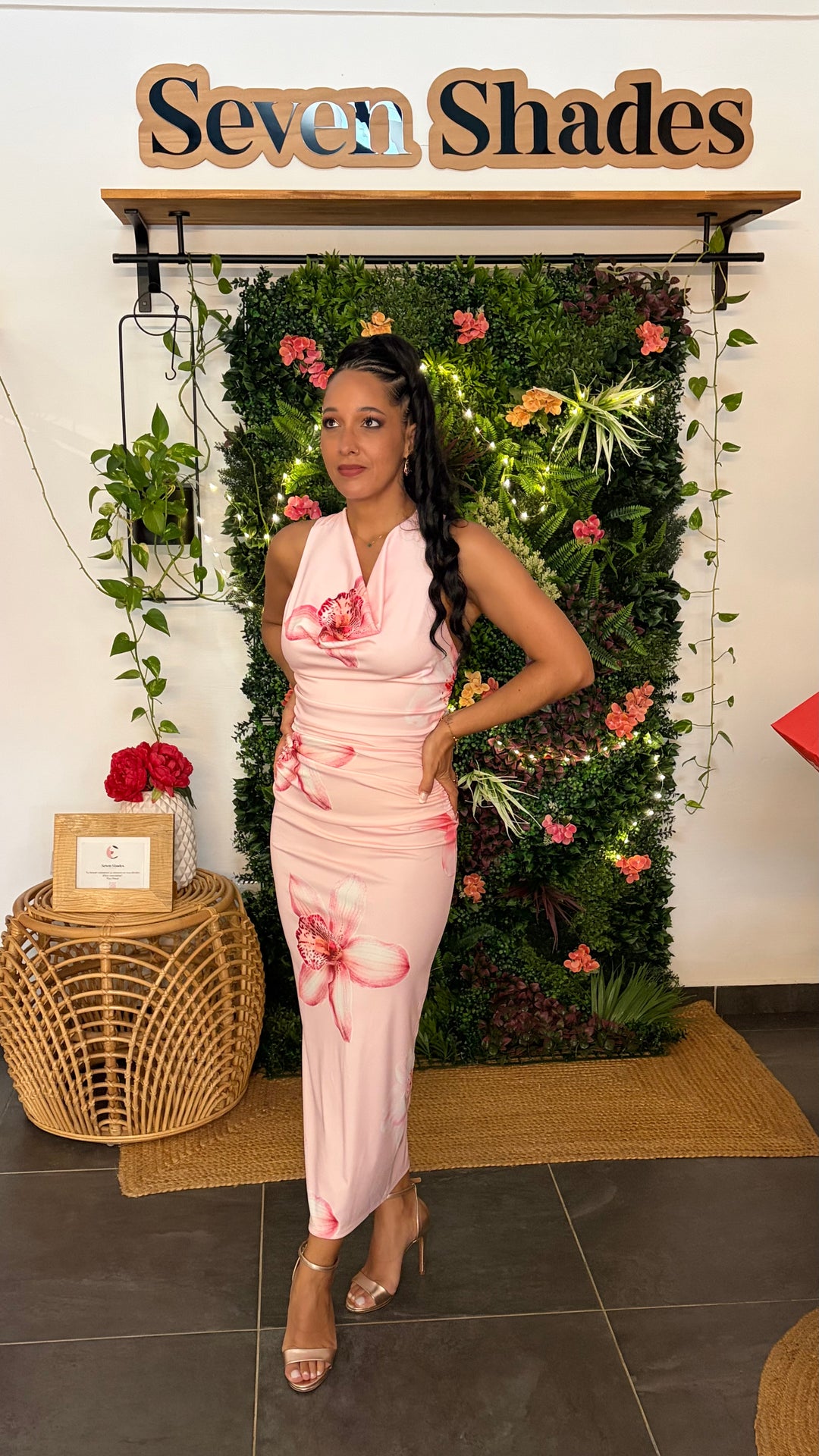 Robe LAURA col bénitier fleurs de lys rose poudré – Seven Shades Réunion
