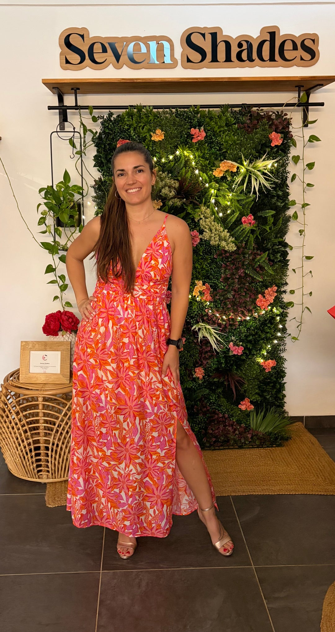Robe longue GWENAËLLE fendue fleurs corail – Seven Shades Réunion