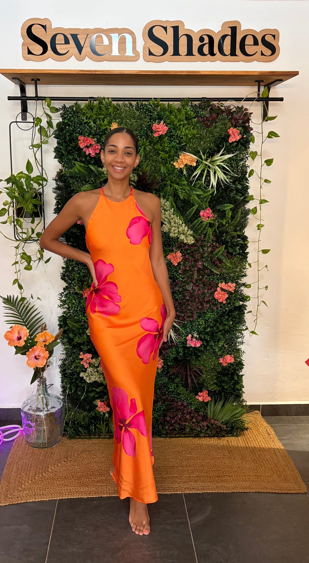 Robe maxi FLORENCE satinée hibiscus mandarine – Seven Shades Réunion