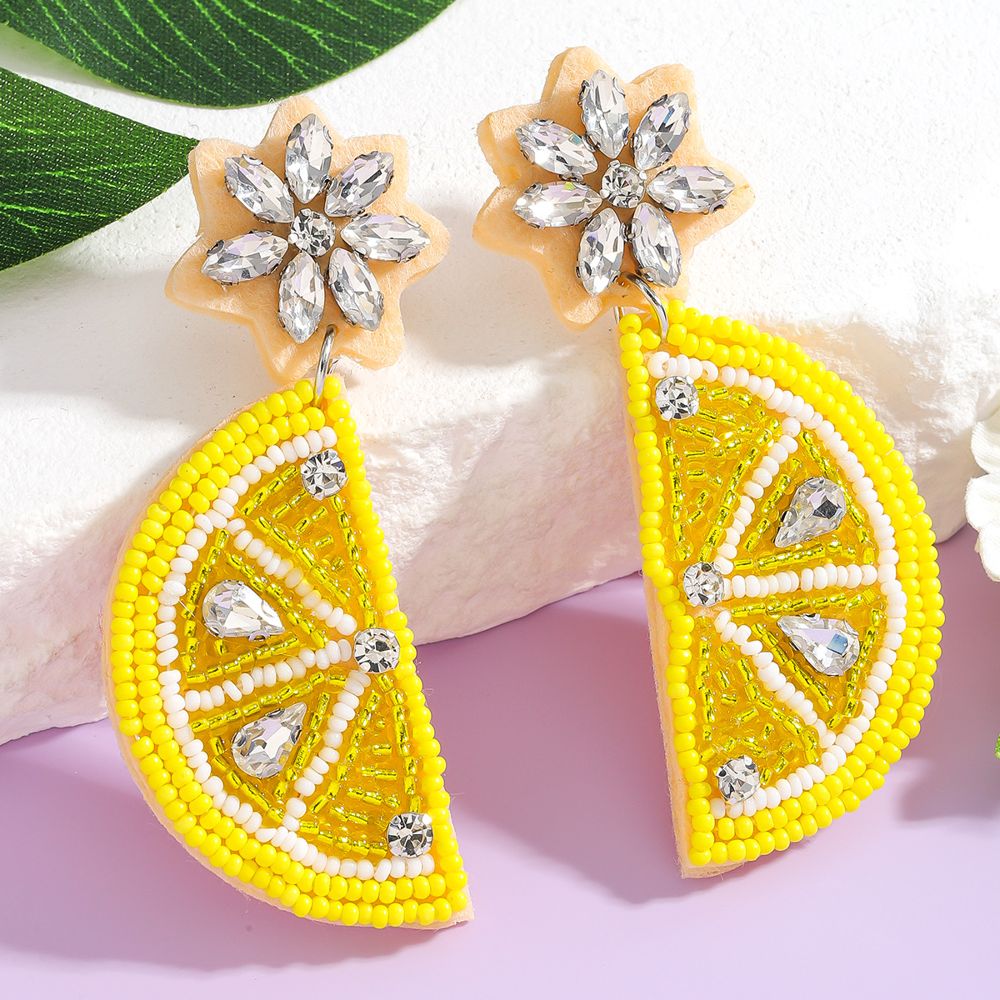 Boucles d'oreilles citron en perles jaunes et strass, attache fleur - Seven Shades Réunion
