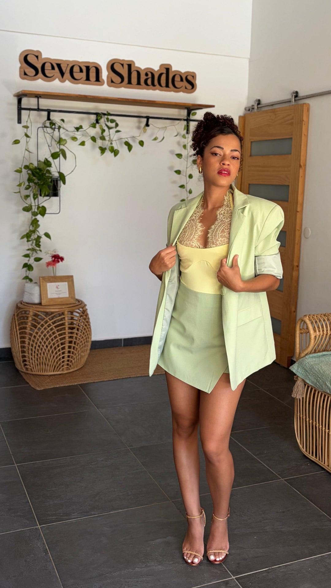 Ensemble femme vert sauge avec blazer oversize et body dentelle pour un look chic et élégant – Seven Shades Réunion